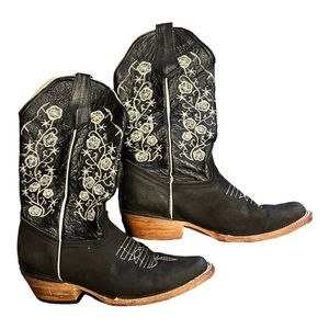 Black & White Woman Cowgirl Boots With Flower Accent Size 7 (24)